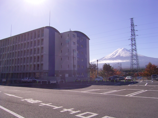 故黒川紀章氏が設計された、富士吉田にあるマンションのプロティオン河口湖からは、どの部屋のお風呂からも富士山が見える設計になっているそうです。