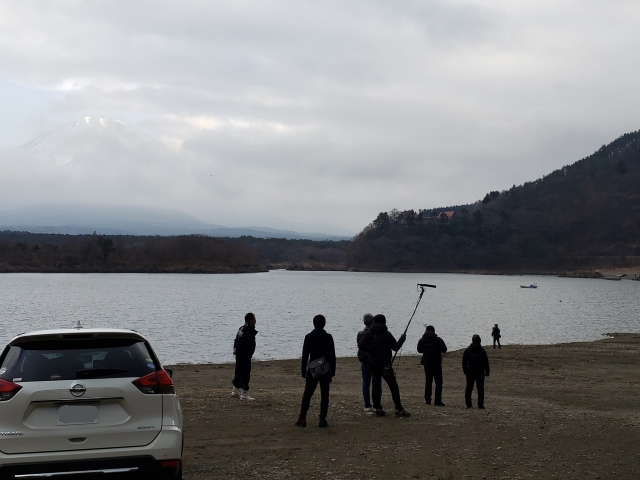 そしてその後は精進湖へ。
当時は雲の切れ間からわずかな富士山が顔を出しましたが、そのタイミングで増田さんにドローンを体験していただけたようです。